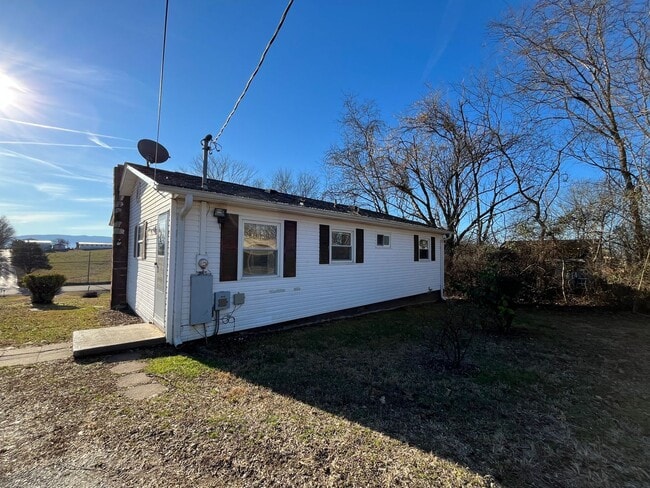 992 US-25W in Dandridge, TN - Building Photo - Building Photo