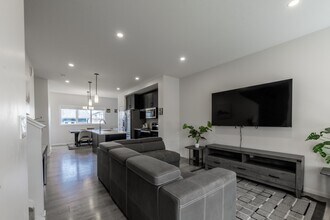 7628 Mapleford Blvd in Regina, SK - Building Photo - Building Photo