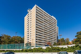 Alexandria Knolls West in Alexandria, VA - Building Photo