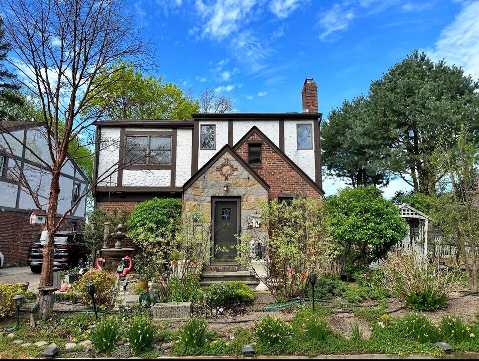 73 Jayson Ave in Great Neck, NY - Building Photo
