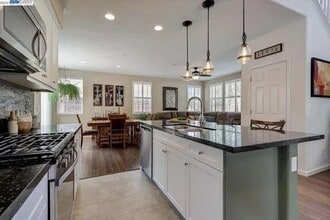 316 MacArthur Way in Brentwood, CA - Building Photo - Building Photo