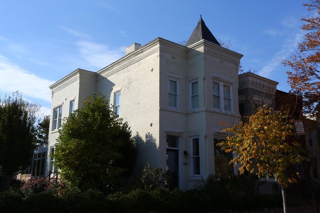 1137 C St SE
