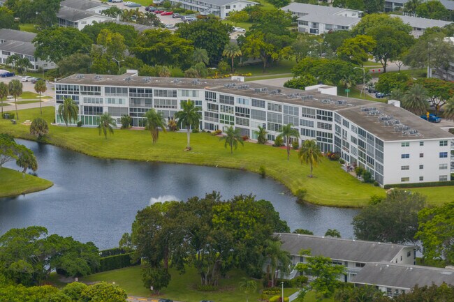 Oakridge Condominiums in Deerfield Beach, FL - Building Photo - Building Photo