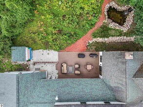 7320 Peninsula Dr in Traverse City, MI - Foto de edificio - Building Photo
