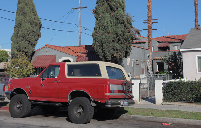 2492 Pasadena Ave in Long Beach, CA - Building Photo - Building Photo