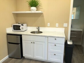 19437 Collier St in Los Angeles, CA - Building Photo - Building Photo