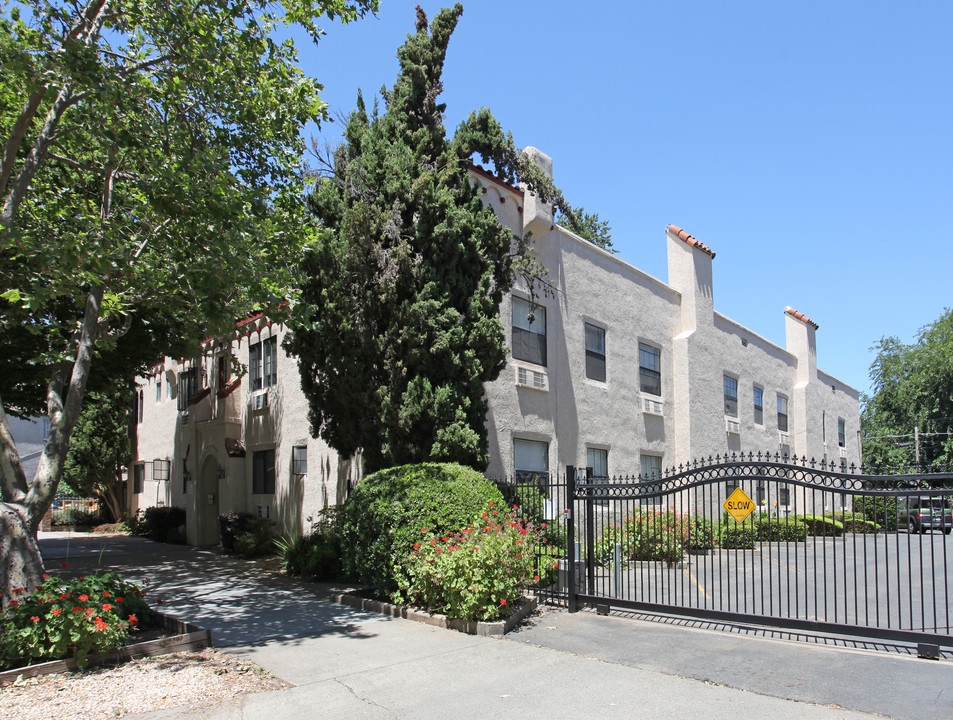 Mansion Court Apartments in Sacramento, CA - Building Photo