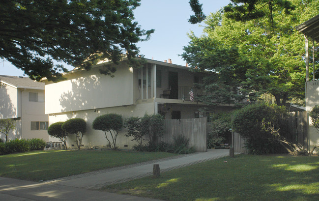 2321 Pauline Dr in San Jose, CA - Foto de edificio - Building Photo