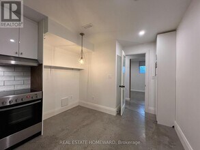 110 Caroline Ave in Toronto, ON - Building Photo - Building Photo