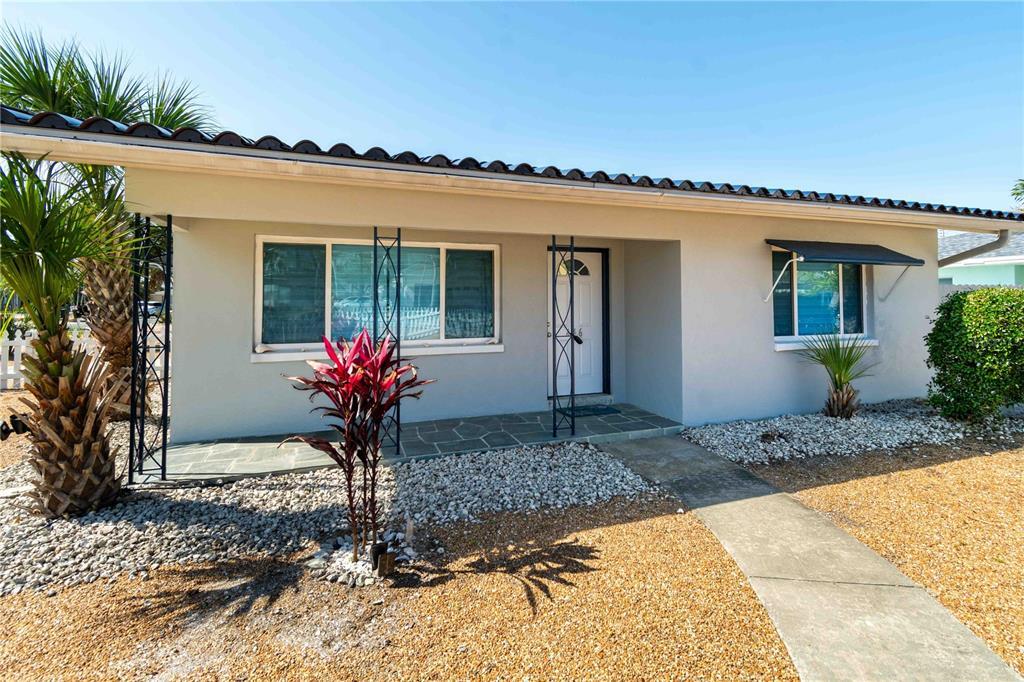 446 46th Ave in St Pete Beach, FL - Building Photo
