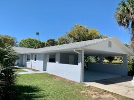 701 N New Hampshire Ave in Tavares, FL - Building Photo