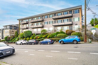 Dolores Manor Apartments in Seattle, WA - Building Photo - Building Photo