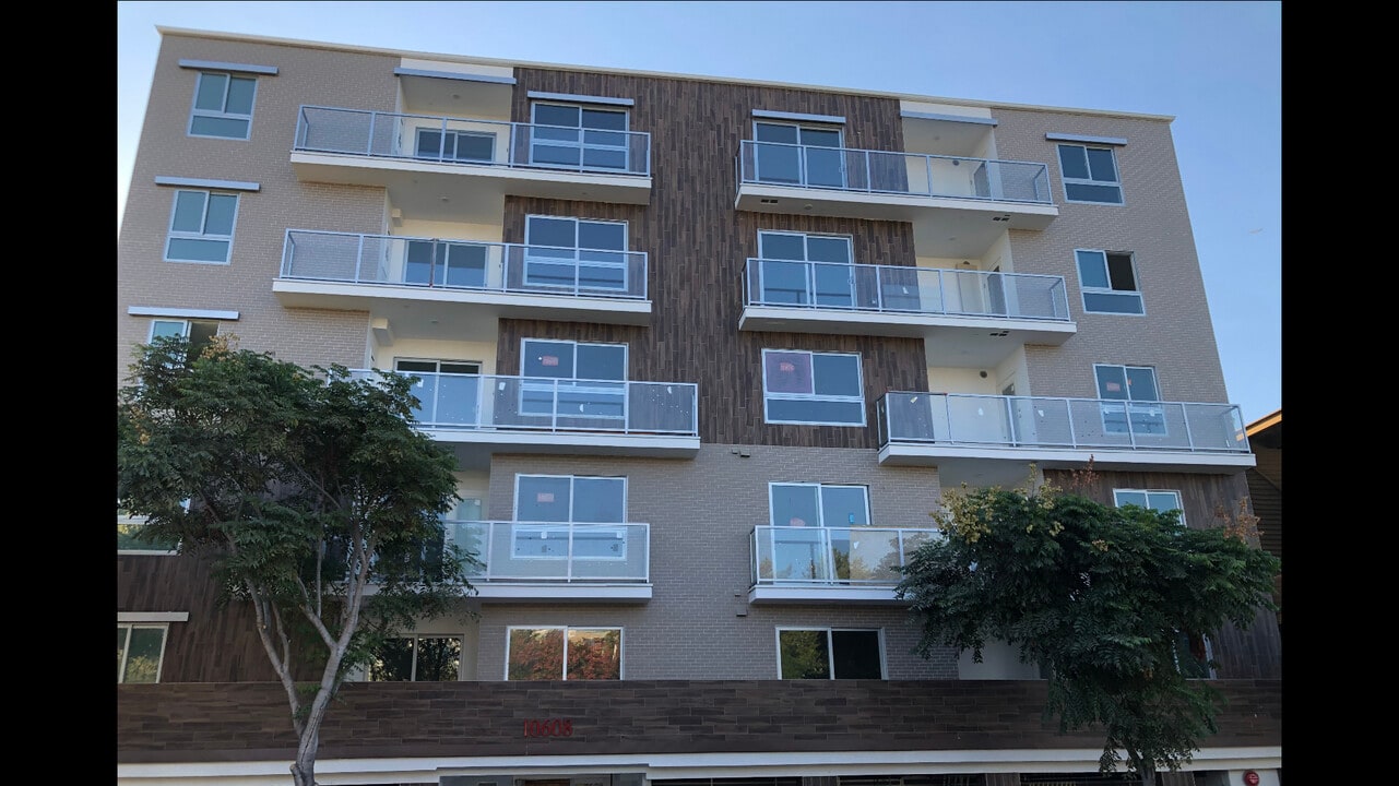 10608 Santa Monica Blvd. in Los Angeles, CA - Foto de edificio