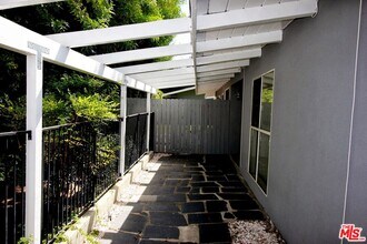 5652 Fallbrook Ave in Los Angeles, CA - Foto de edificio - Building Photo