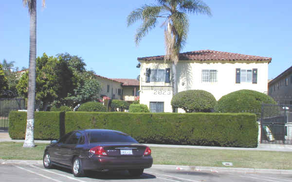 Trojandale Apartments in Los Angeles, CA - Building Photo