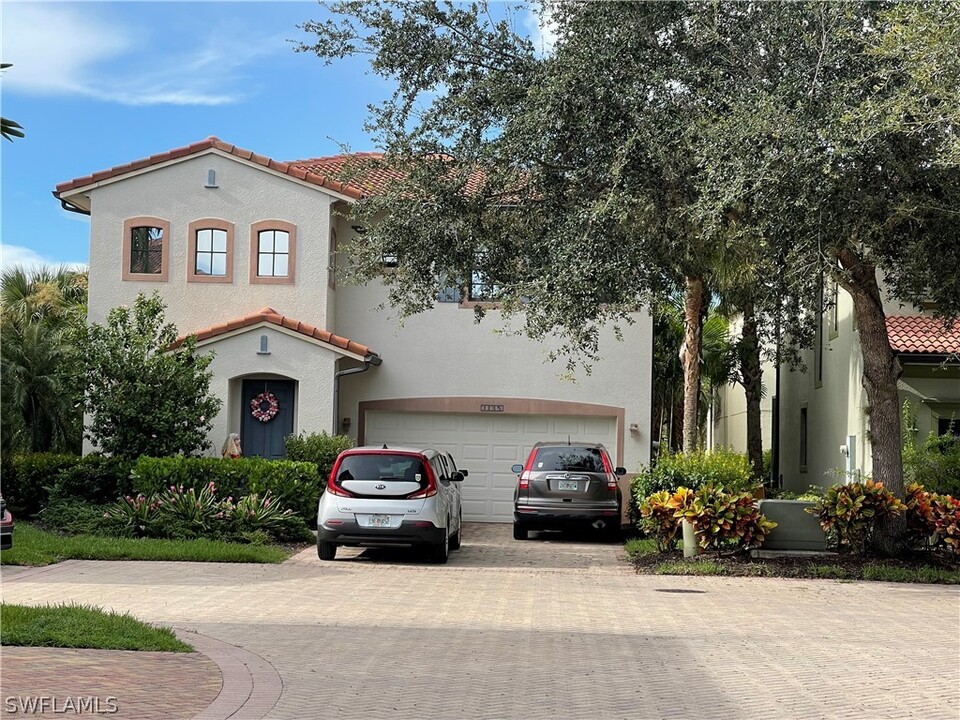 1135 Medan Ct N in Naples, FL - Building Photo