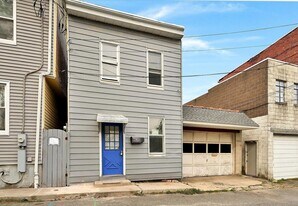 18 S Lehigh St in Shenandoah, PA - Building Photo