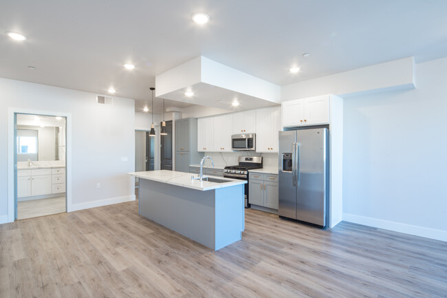 Jasmine Luxury Apartments in Los Angeles, CA - Building Photo - Interior Photo