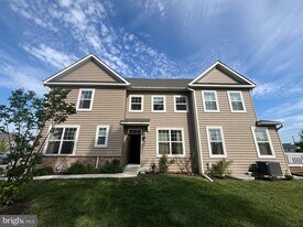 32 Aubrey Cir in Royersford, PA - Building Photo