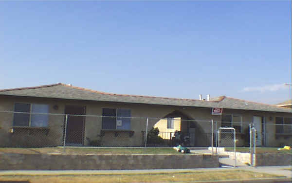 530 Shamrock in Rialto, CA - Building Photo