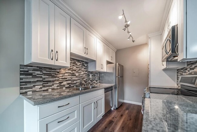 5328 Newcastle Ave, Unit 30