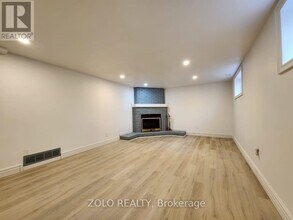 5 Cabot Ct in Aurora, ON - Building Photo - Building Photo