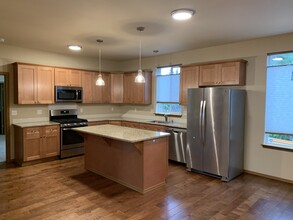 5210 79th Ct SW, Unit Apt B in Olympia, WA - Foto de edificio - Building Photo