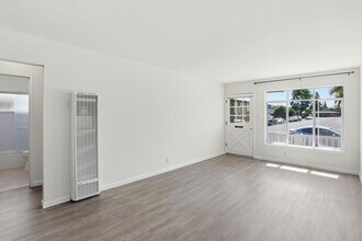 2105 Royal Dr, Unit #1 Front in Santa Clara, CA - Foto de edificio - Building Photo