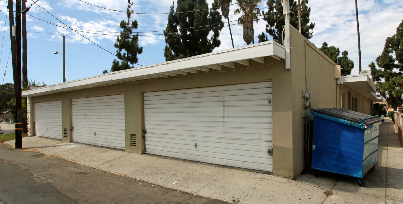 734 W Provential Dr in Anaheim, CA - Building Photo