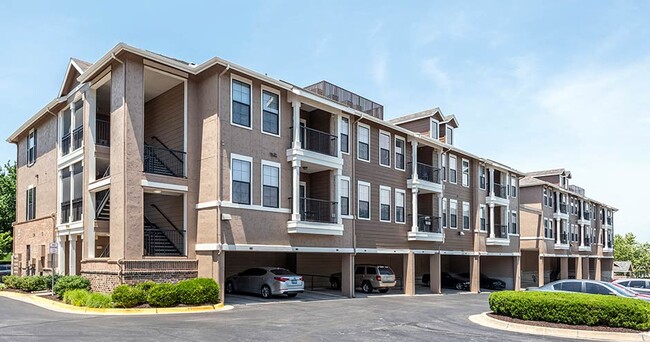 West End at City Center Apartment Homes in Lenexa, KS - Foto de edificio - Building Photo