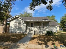 111 N Cedar Ave in Luling, TX - Building Photo