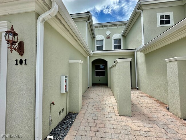 1305 Mariposa Cir in Naples, FL - Foto de edificio - Building Photo
