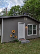 611 Burwood Ln in San Antonio, TX - Building Photo