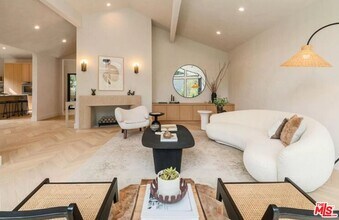 2221 Bowmont Dr in Beverly Hills, CA - Building Photo - Building Photo