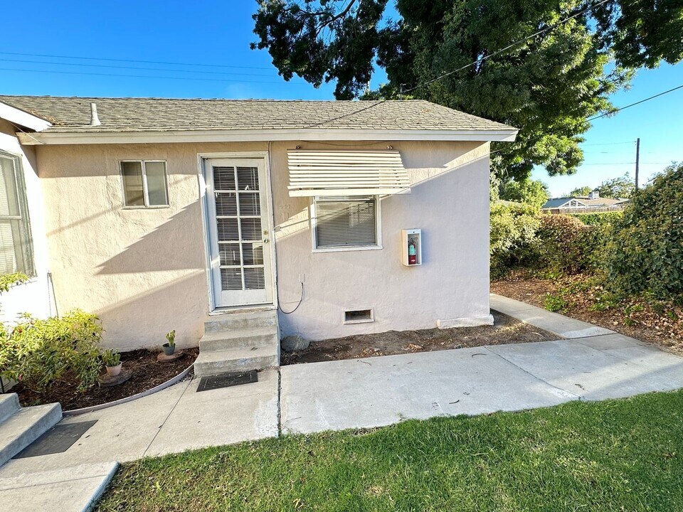 101-111 E Canal Dr in Turlock, CA - Building Photo