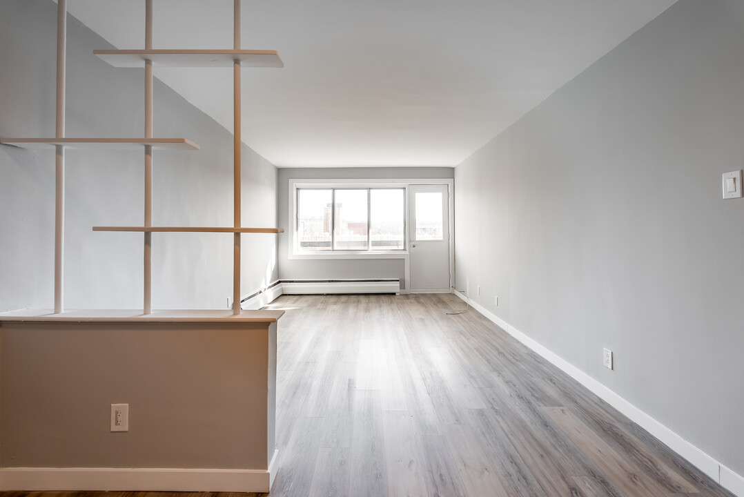 Bourret Apartments in Montréal, QC - Building Photo