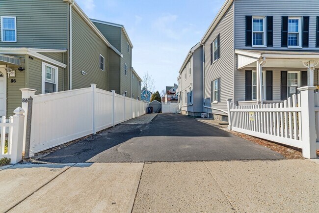 90 Florence St in Everett, MA - Foto de edificio - Building Photo