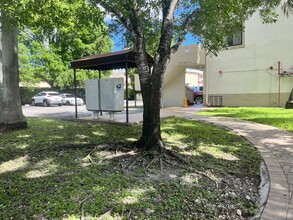 Vibora Park Condominium in Hialeah, FL - Foto de edificio - Building Photo