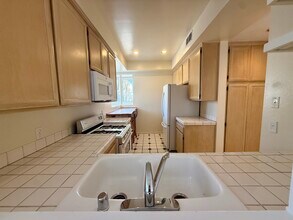 1937 Euclid St, Unit 105 in Santa Monica, CA - Foto de edificio - Building Photo