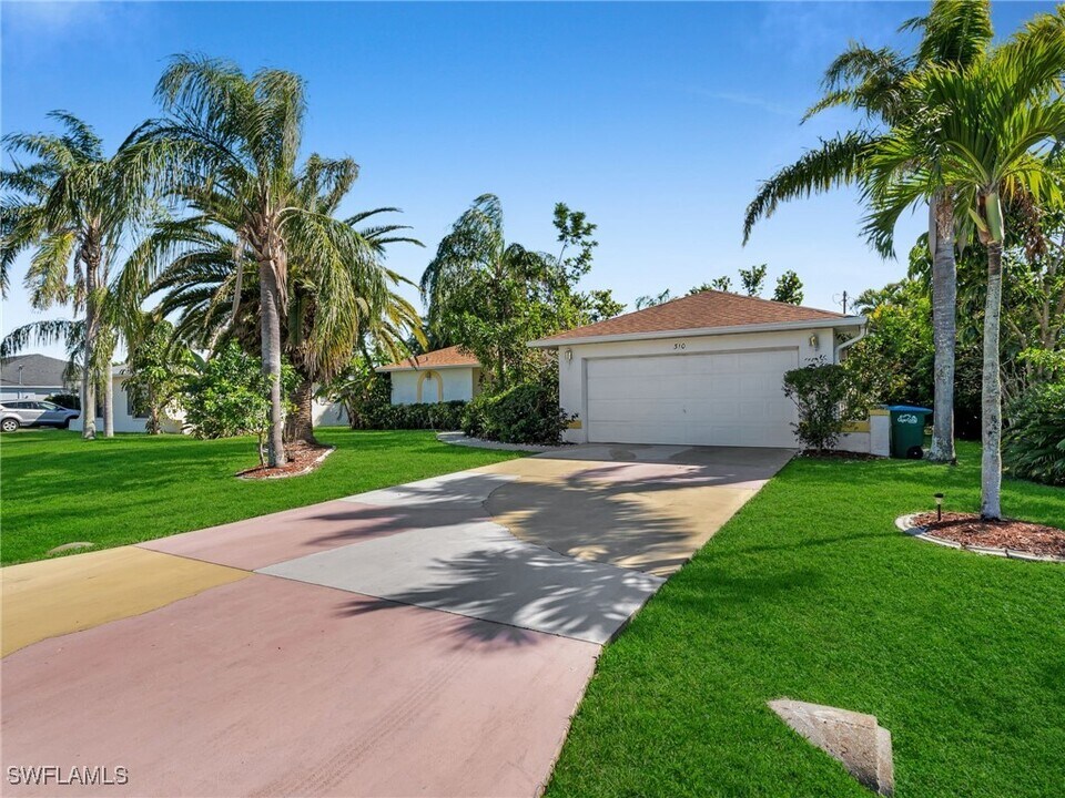 310 SE 27th Terrace in Cape Coral, FL - Foto de edificio