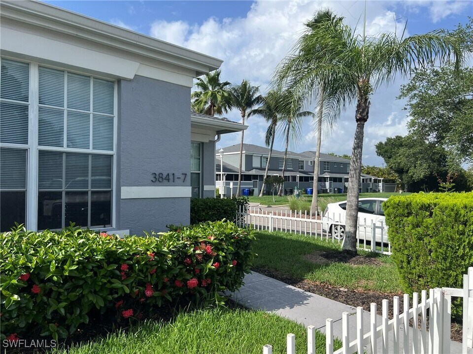 3841 Schoolhouse Rd E in Ft. Myers, FL - Building Photo