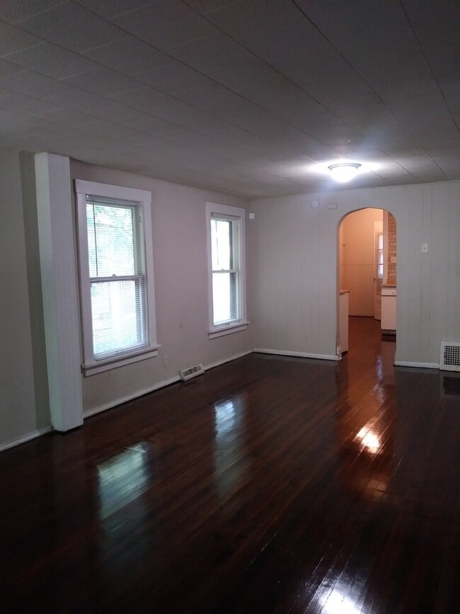 5736 E 6th Ave in Gary, IN - Foto de edificio - Building Photo