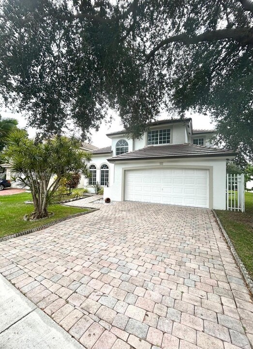 9964 NW 18th St in Pembroke Pines, FL - Building Photo