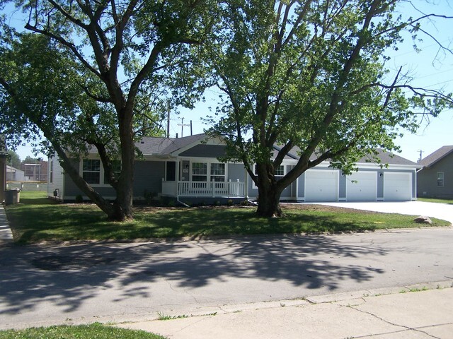 property at 122 Larkspur Dr