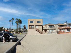 1001 Seal Way in Seal Beach, CA - Building Photo - Building Photo