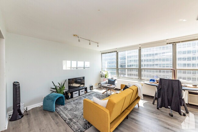 3550 N Lake Shore Dr, Unit 1823 in Chicago, IL - Building Photo - Building Photo