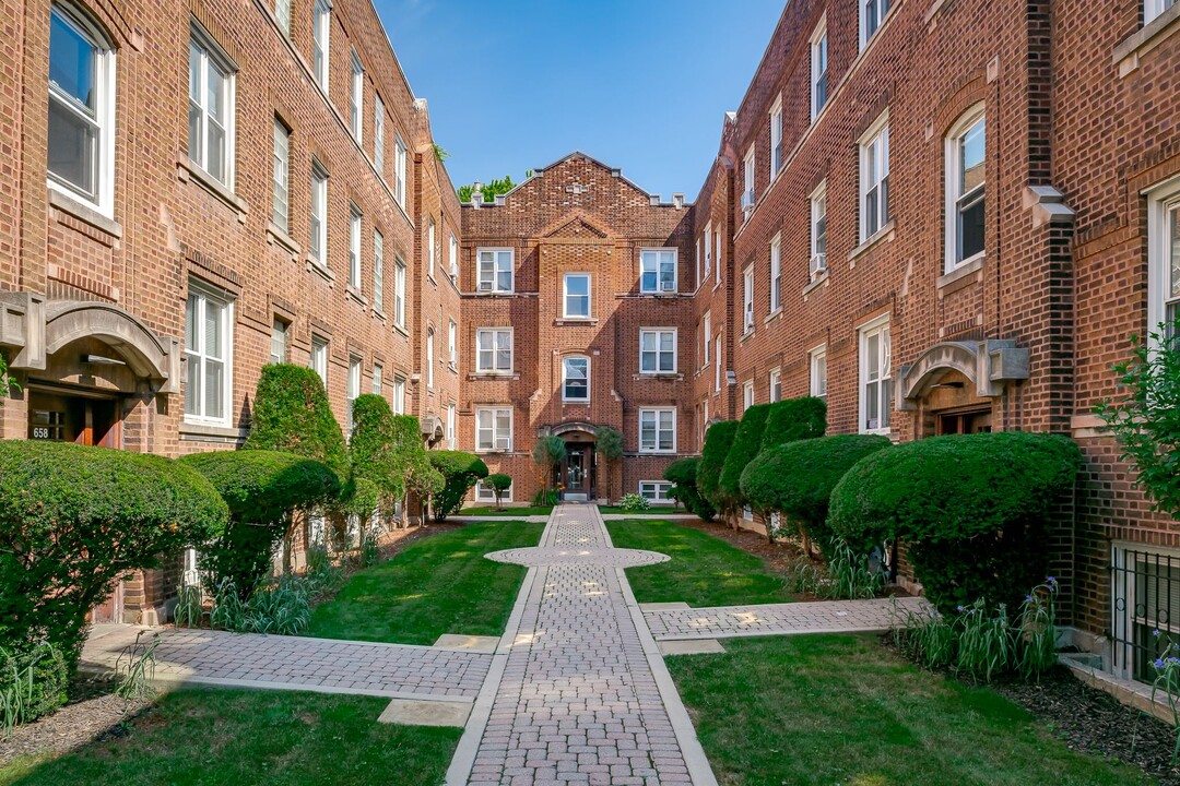 656 W Oakdale Ave in Chicago, IL - Building Photo