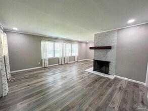 1815 Hallmark Dr in Pensacola, FL - Building Photo - Building Photo