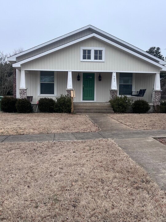 701 E 4th St in Tuscumbia, AL - Foto de edificio