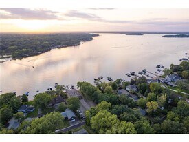 101 Wildwood Beach Rd in Mahtomedi, MN - Building Photo